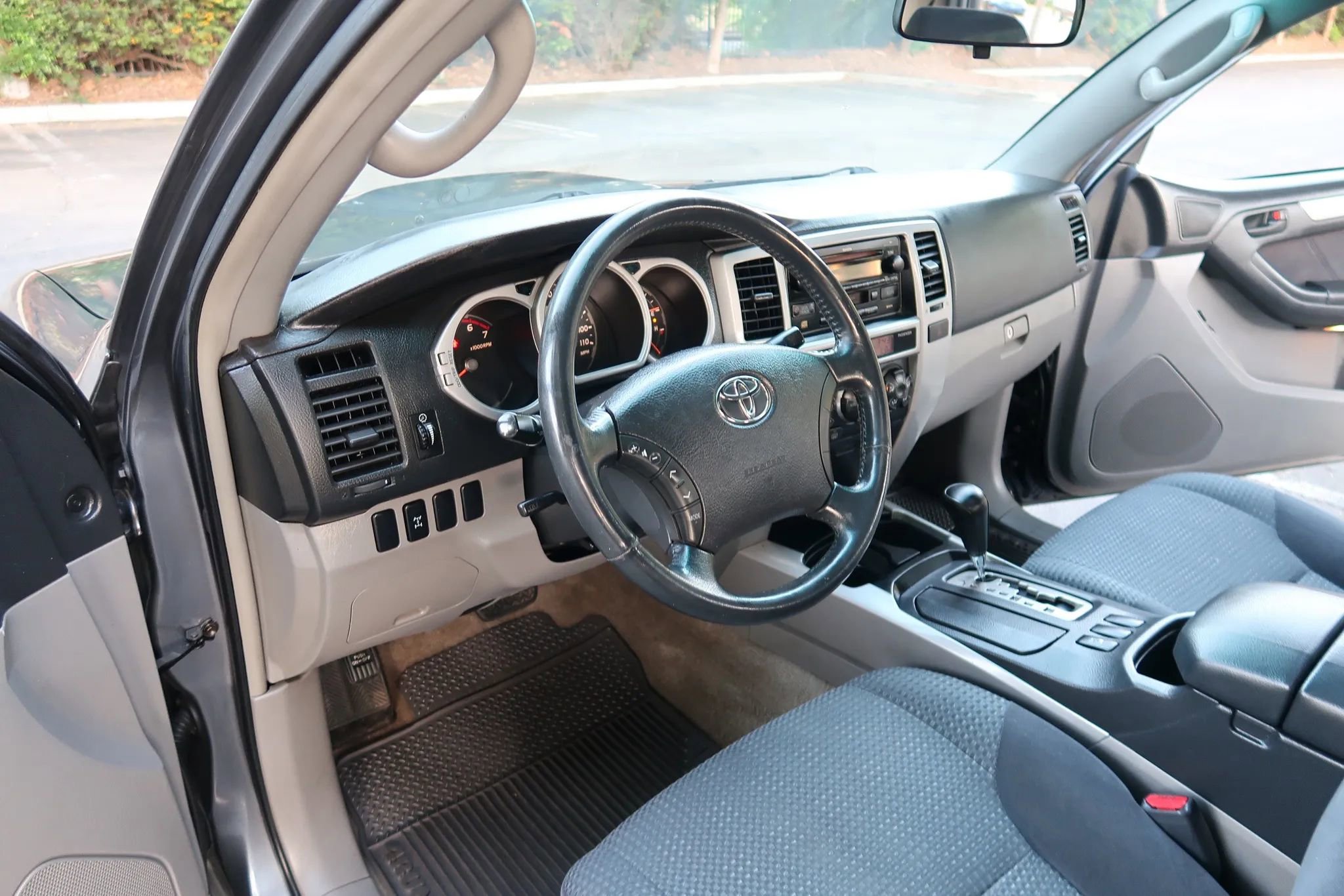 Used 2004 Toyota 4Runner Sport image 9