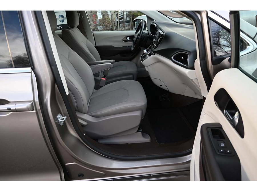 Used 2017 Chrysler Pacifica Touring FWD image 15