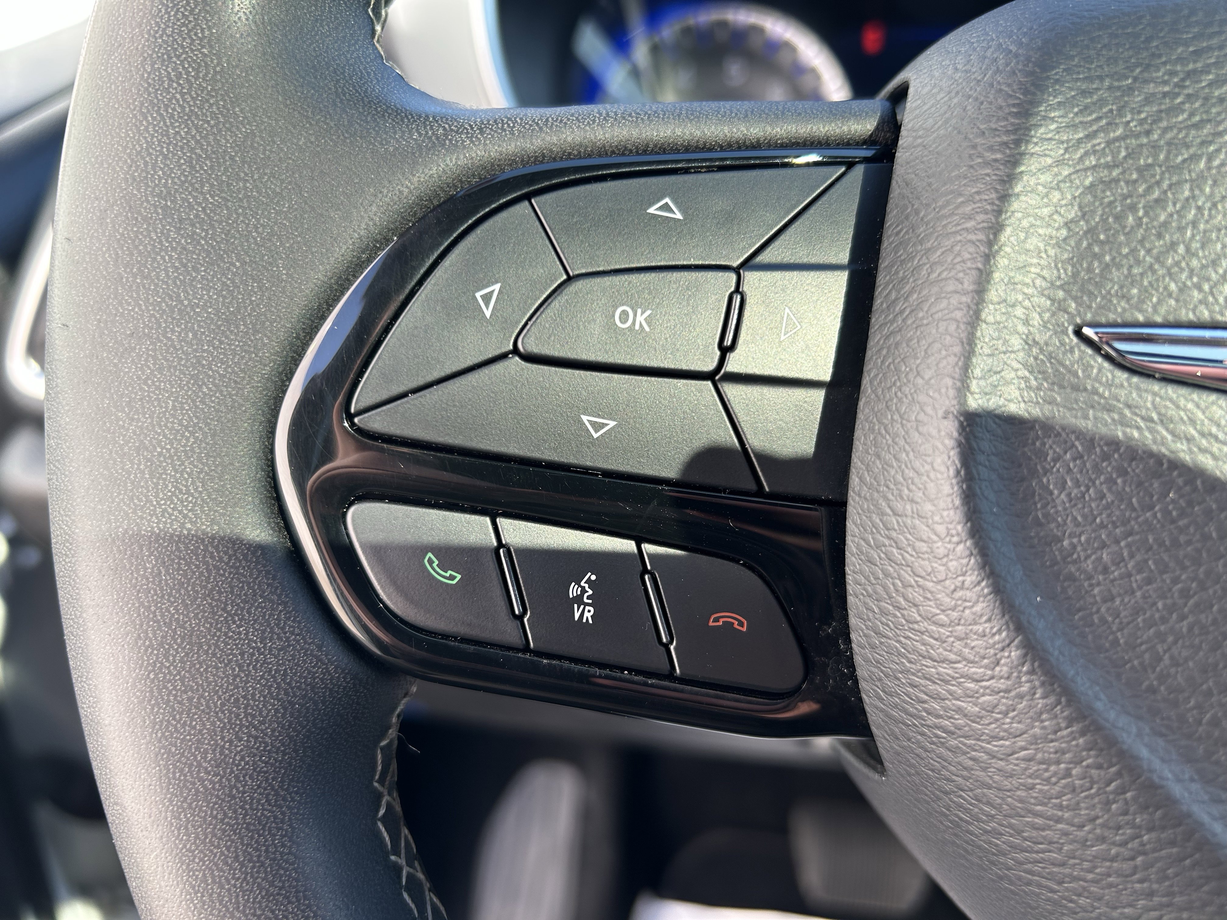 Used 2025 Chrysler Pacifica Limited image 26