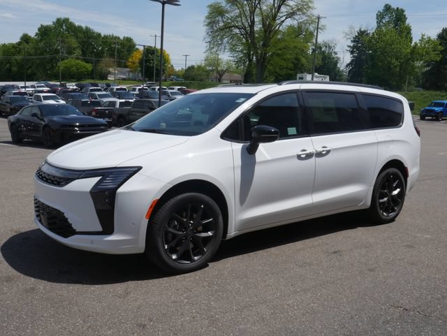 New 2027 Chrysler Pacifica Limited w/ S Appearance Package AWD/4WD image 10