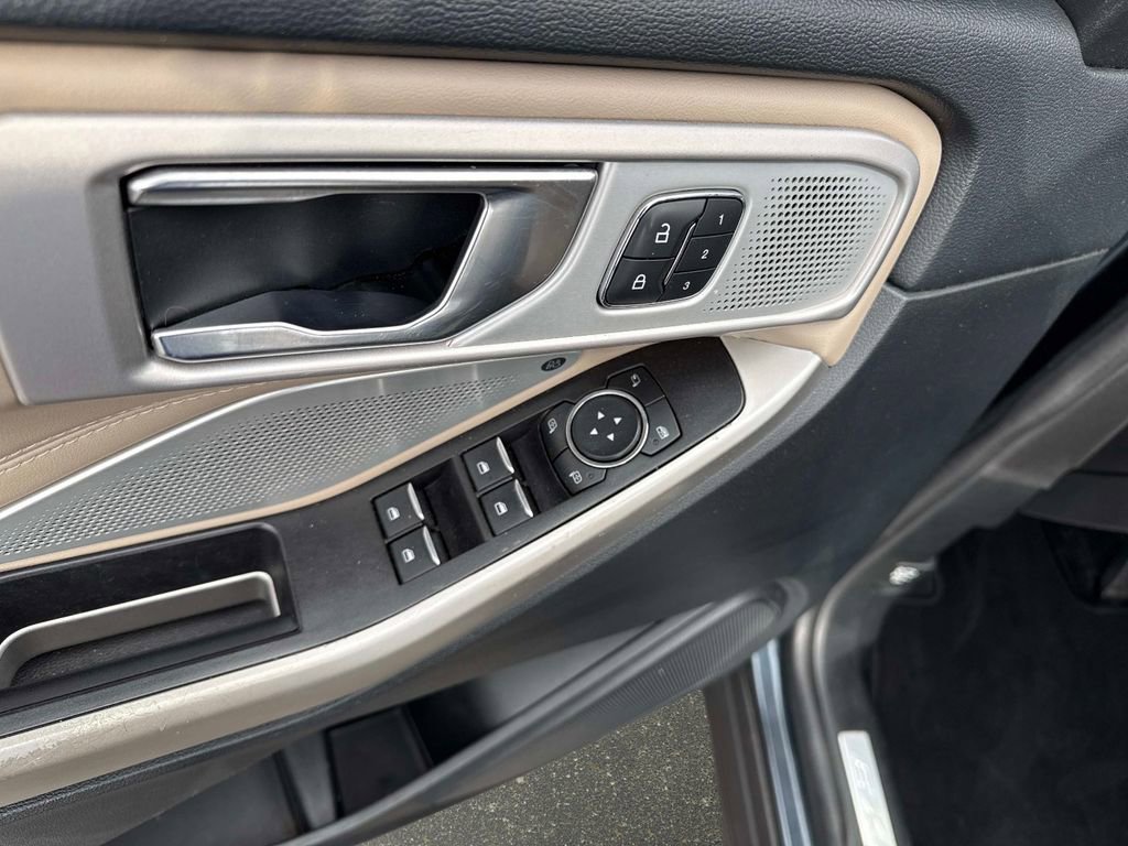 Used 2022 Ford Explorer Limited w/ Limited Technology Package image 18