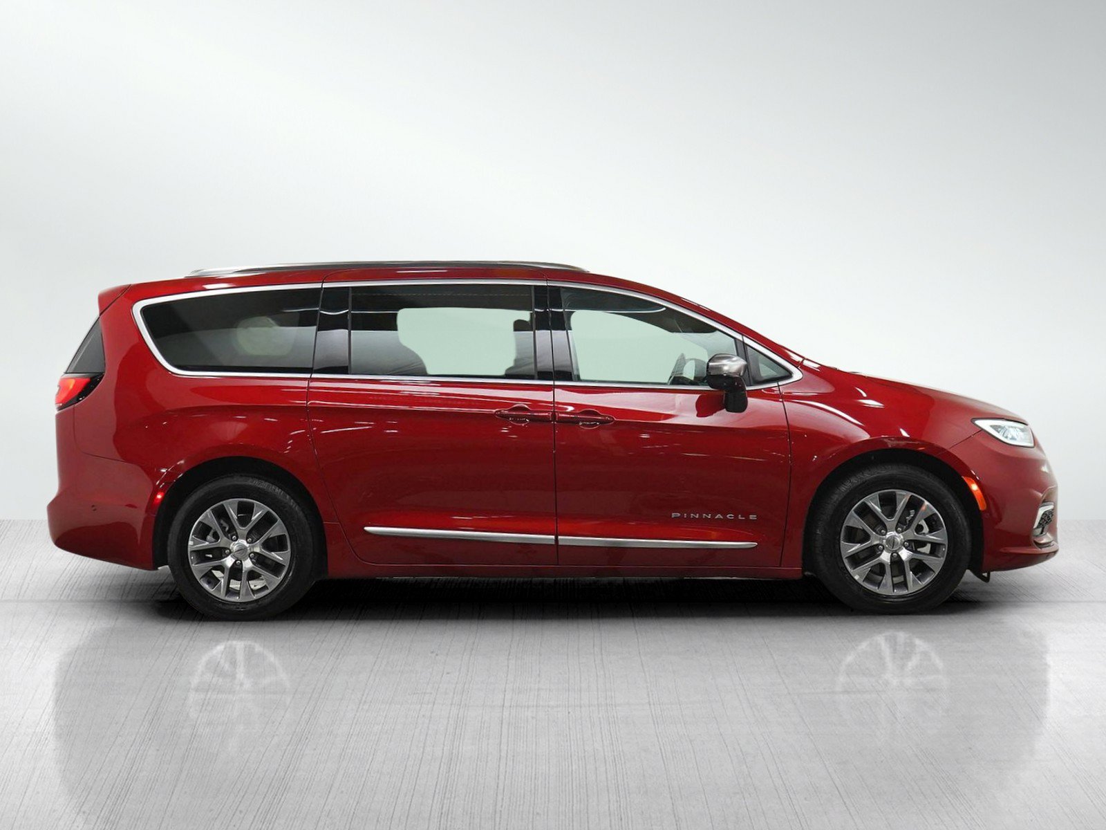 Used 2025 Chrysler Pacifica Pinnacle FWD image 6