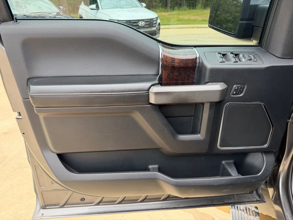 Used 2015 Ford F150 Platinum w/ Equipment Group 701A Luxury AWD/4WD image 8