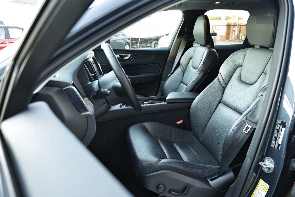 Used 2024 Volvo XC60 B5 Plus image 11