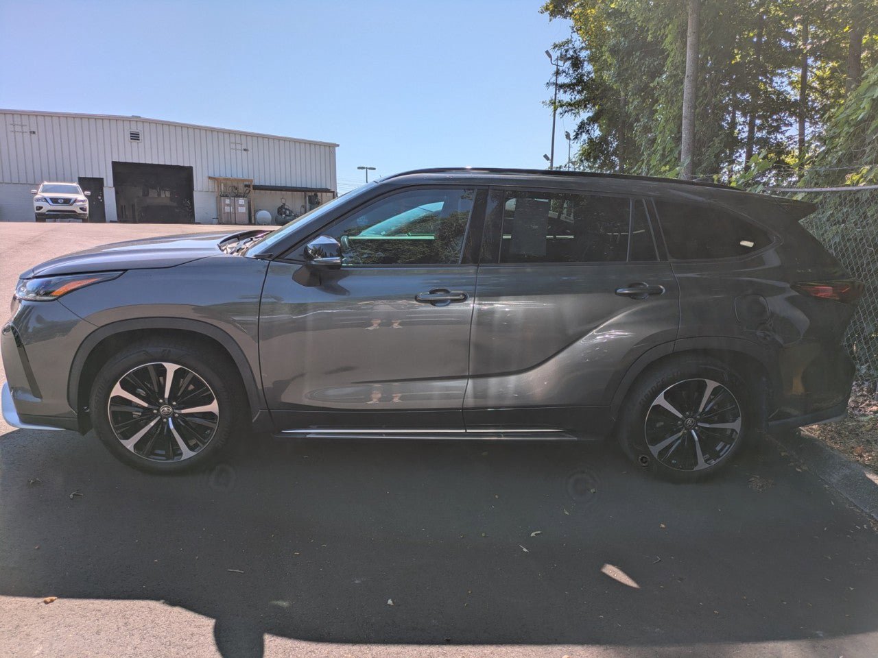 Used 2021 Toyota Highlander XSE FWD image 3