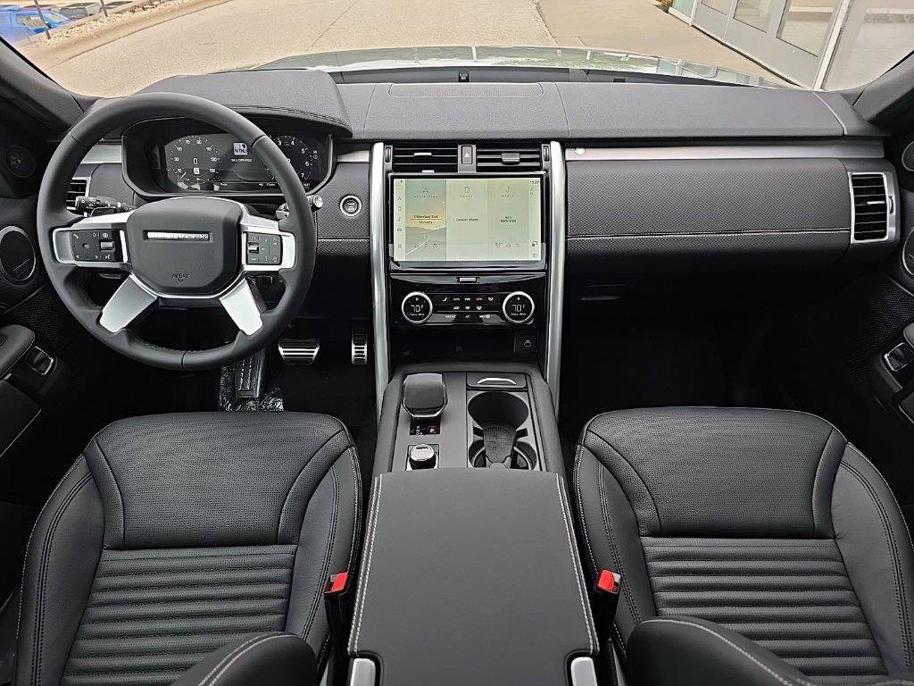 Used 2025 Land Rover Discovery Dynamic SE image 9