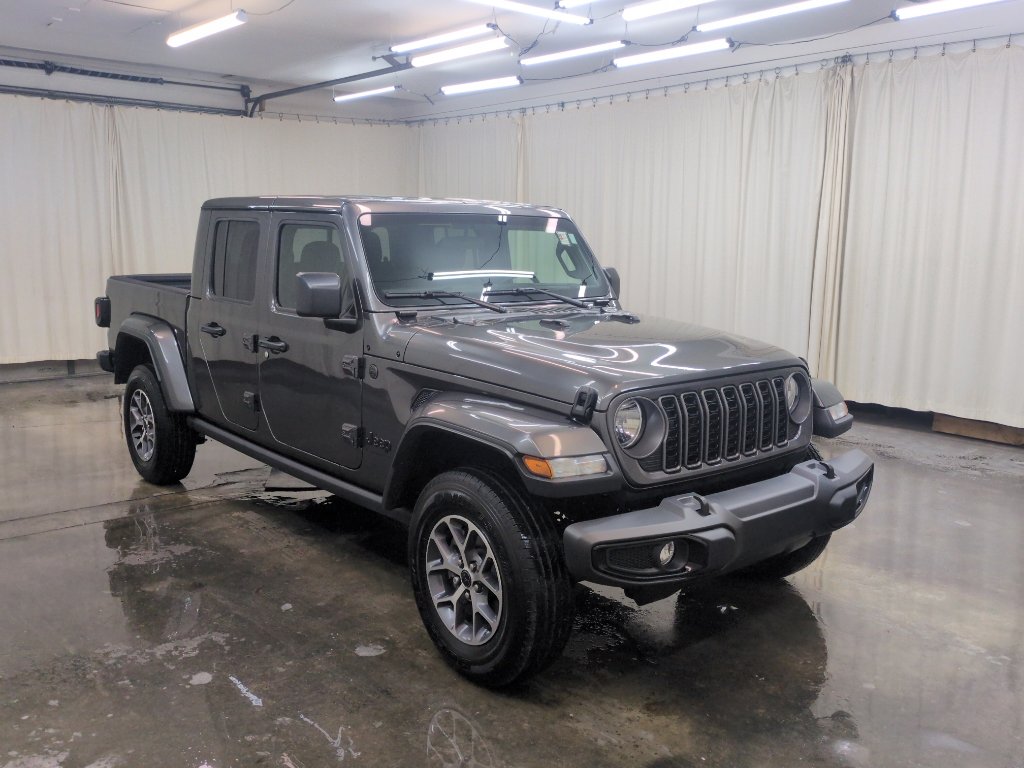 Used 2025 Jeep Gladiator Sport image 4