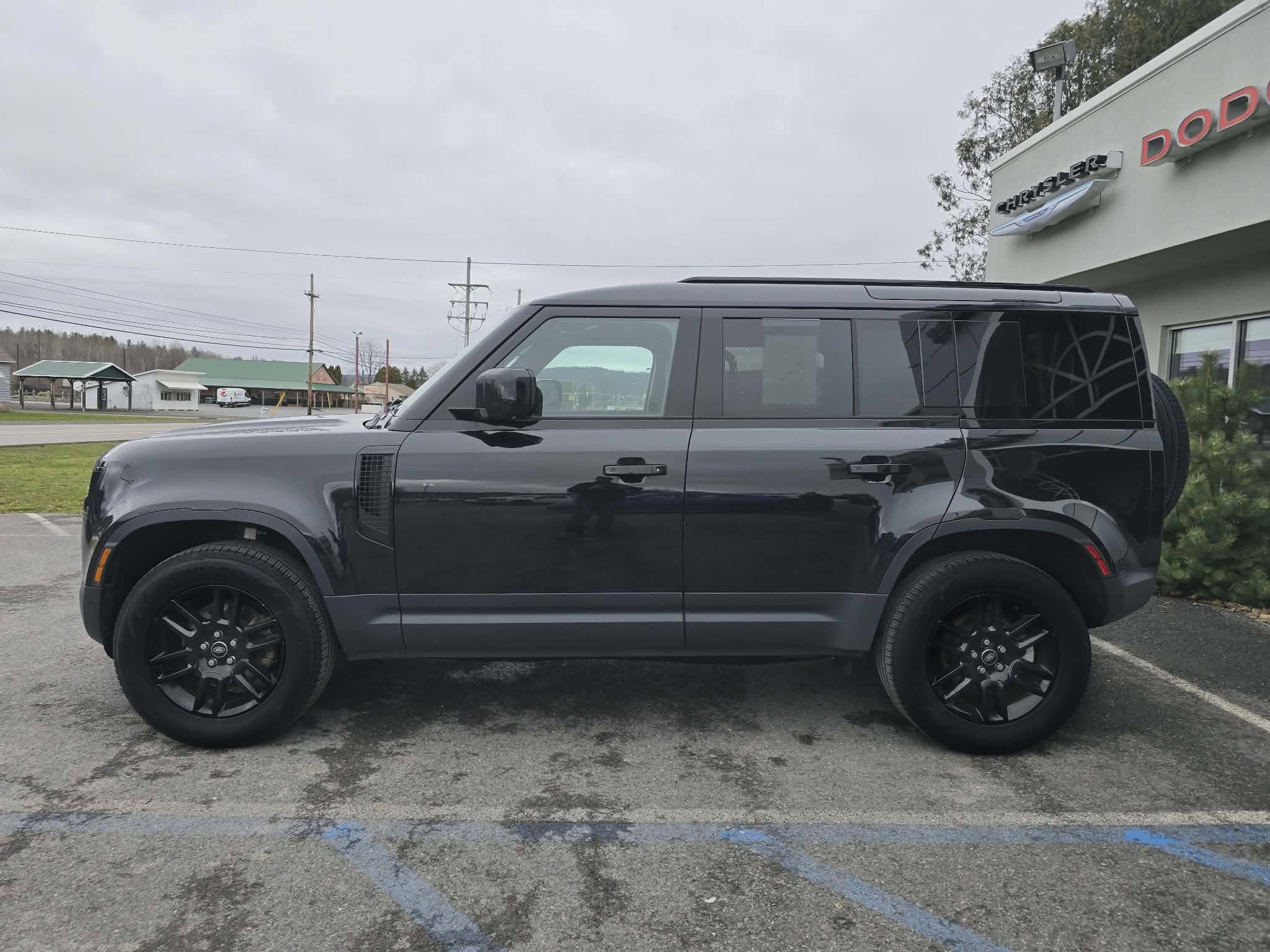 Used 2025 Land Rover Defender 110 S AWD/4WD image 7