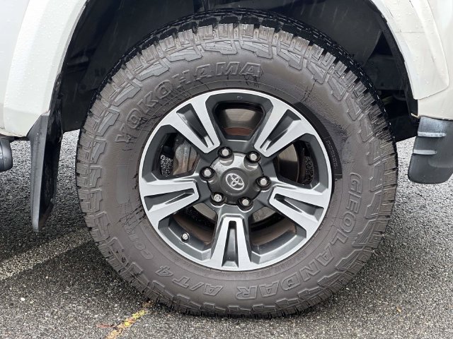 Used 2017 Toyota Tacoma TRD Sport w/ Tow Package AWD/4WD image 5