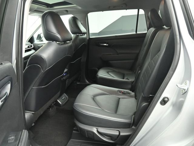 Used 2021 Toyota Highlander XLE AWD/4WD image 21