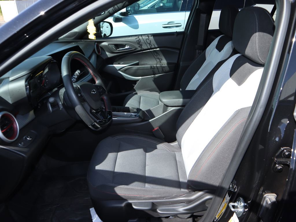 Used 2025 Chevrolet Trax RS w/ Sunroof Package FWD image 9