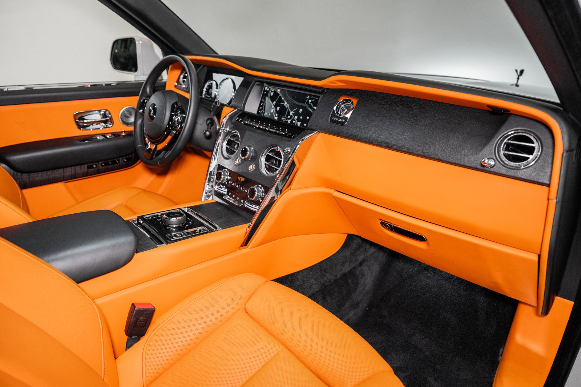 Used 2022 Rolls-Royce Cullinan w/ Dark Exterior Package image 32