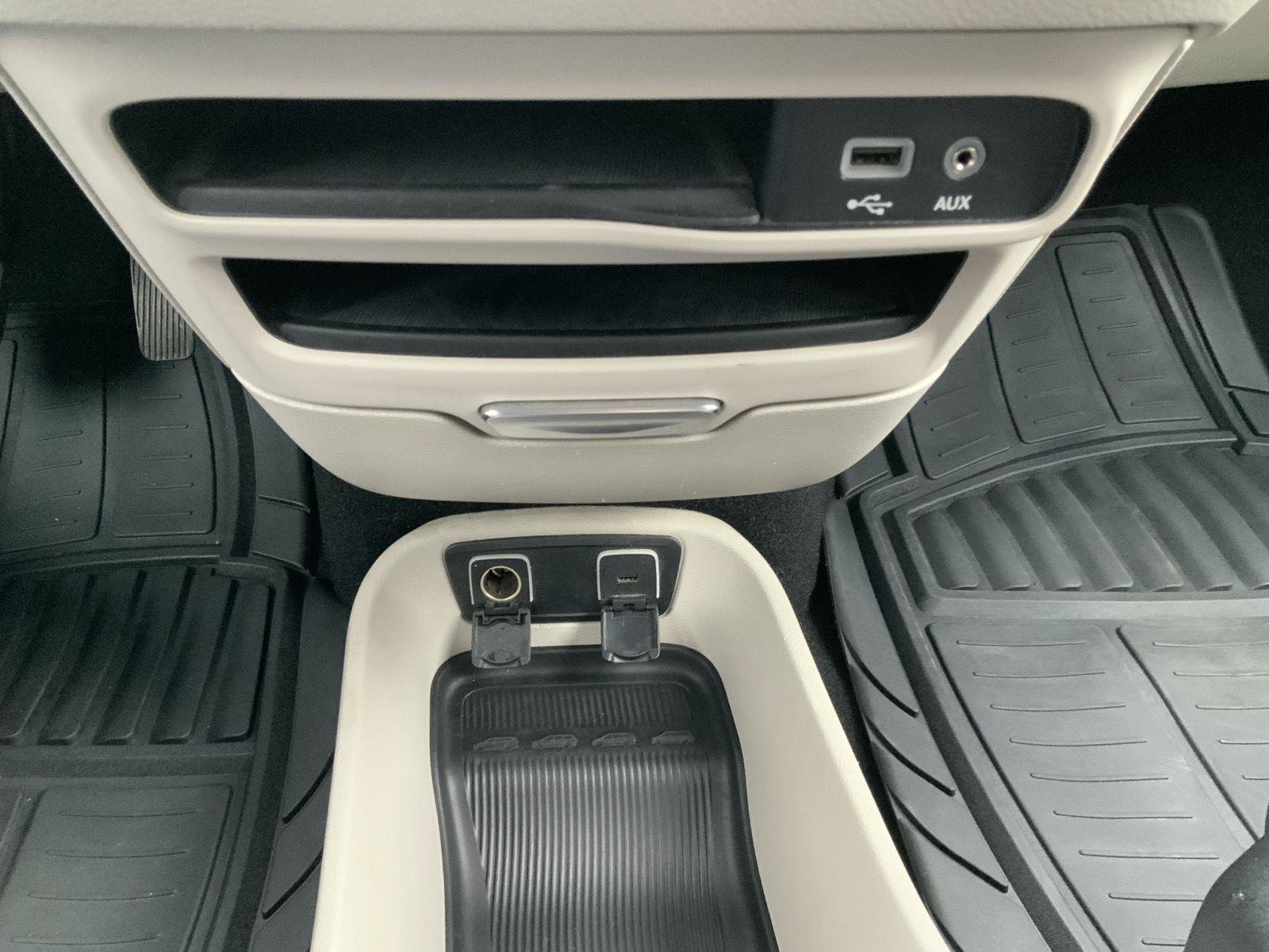 Used 2020 Chrysler Voyager Lxi FWD image 40