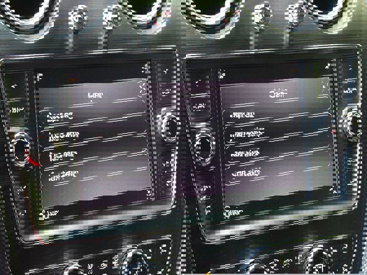 Used 2020 Bentley Bentayga Plug-In Hybrid image 58