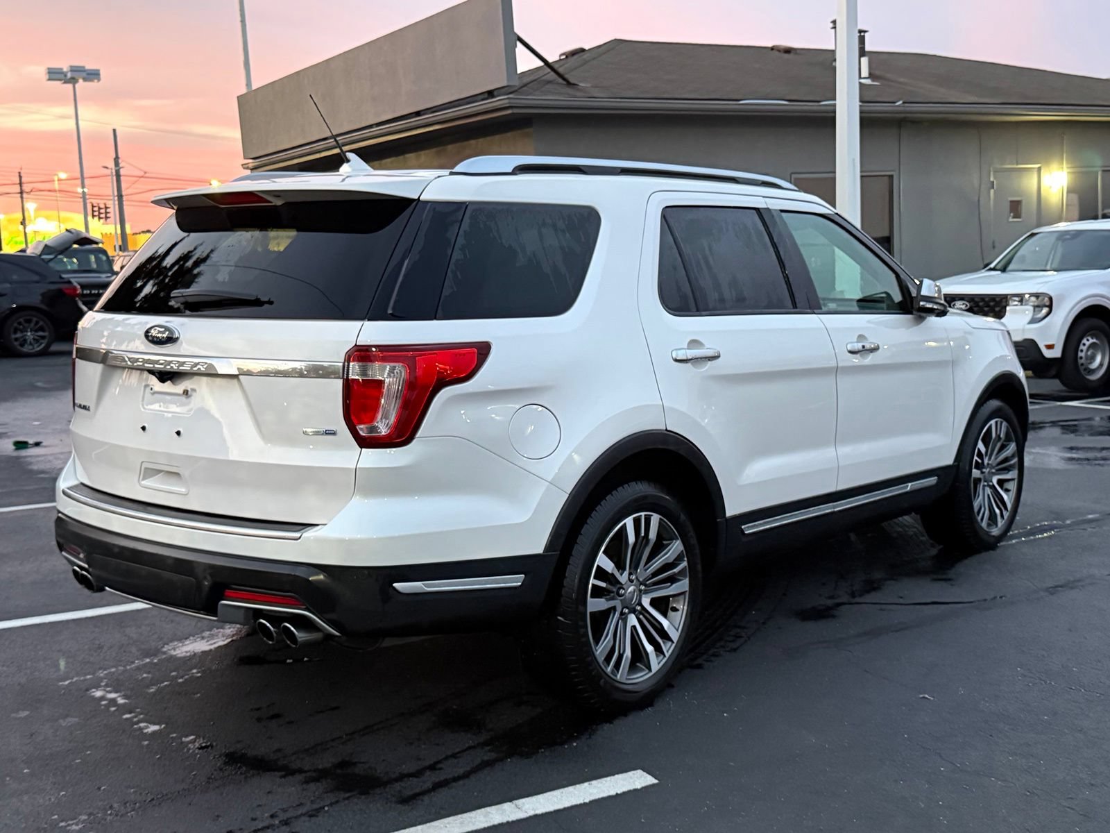 Used 2018 Ford Explorer Platinum AWD/4WD image 4