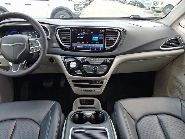 Used 2024 Chrysler Pacifica Touring-L FWD image 21
