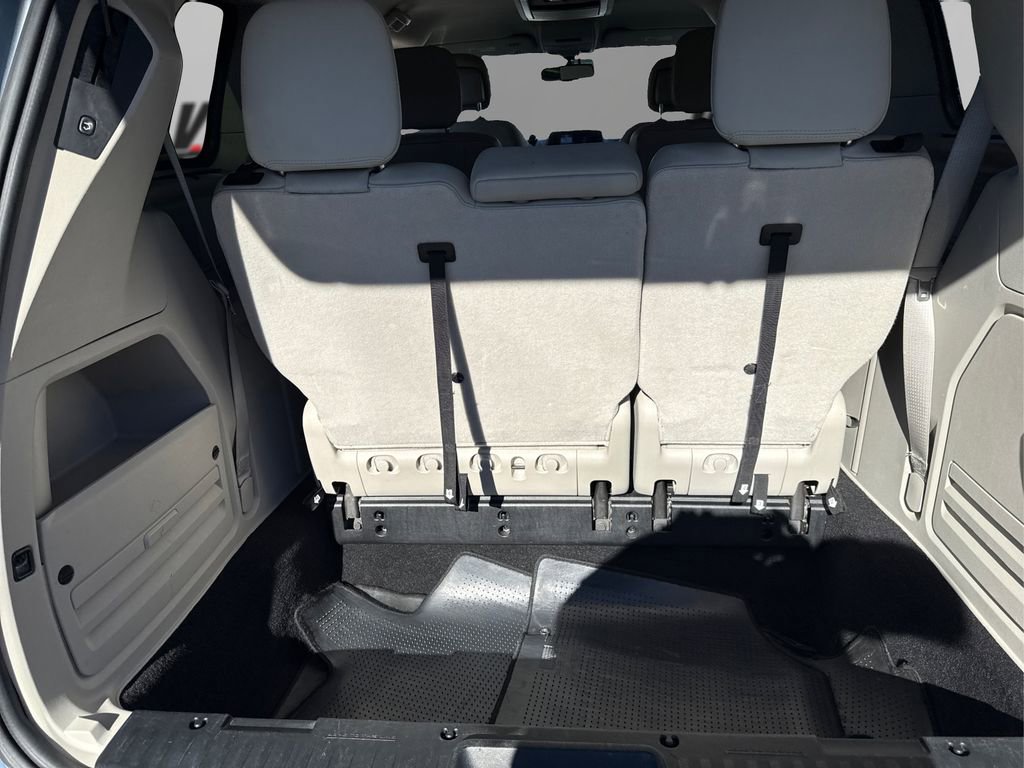 Used 2012 Chrysler Town & Country Touring-L w/ Driver Convenience Group image 11