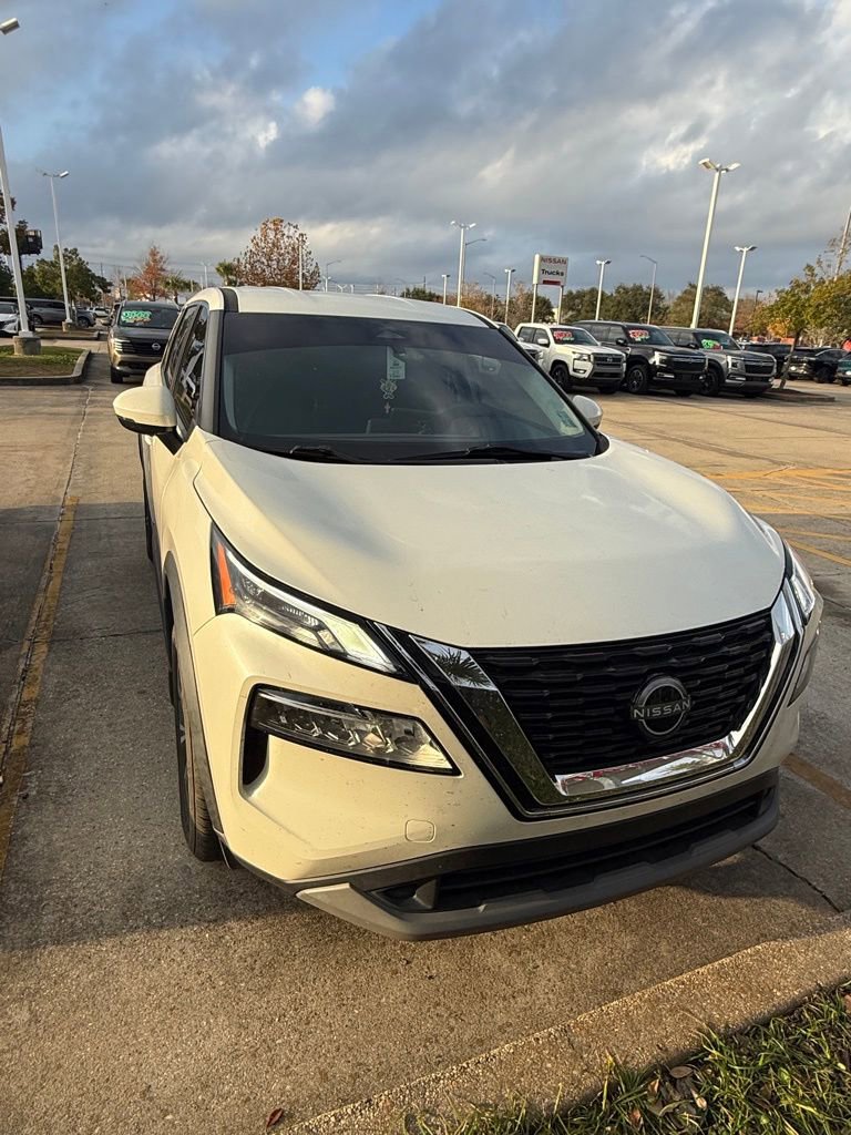 Used 2022 Nissan Rogue SV image 2