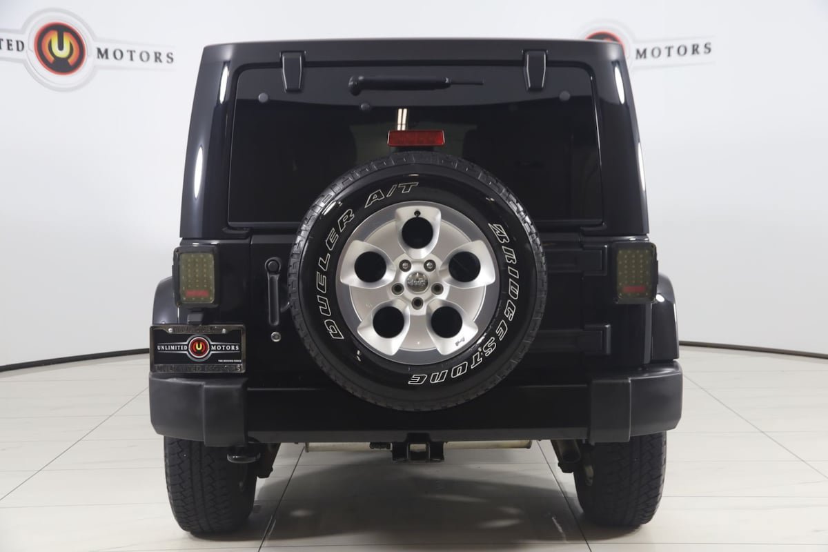 Used 2015 Jeep Wrangler Unlimited Sahara w/ Connectivity Group AWD/4WD image 38