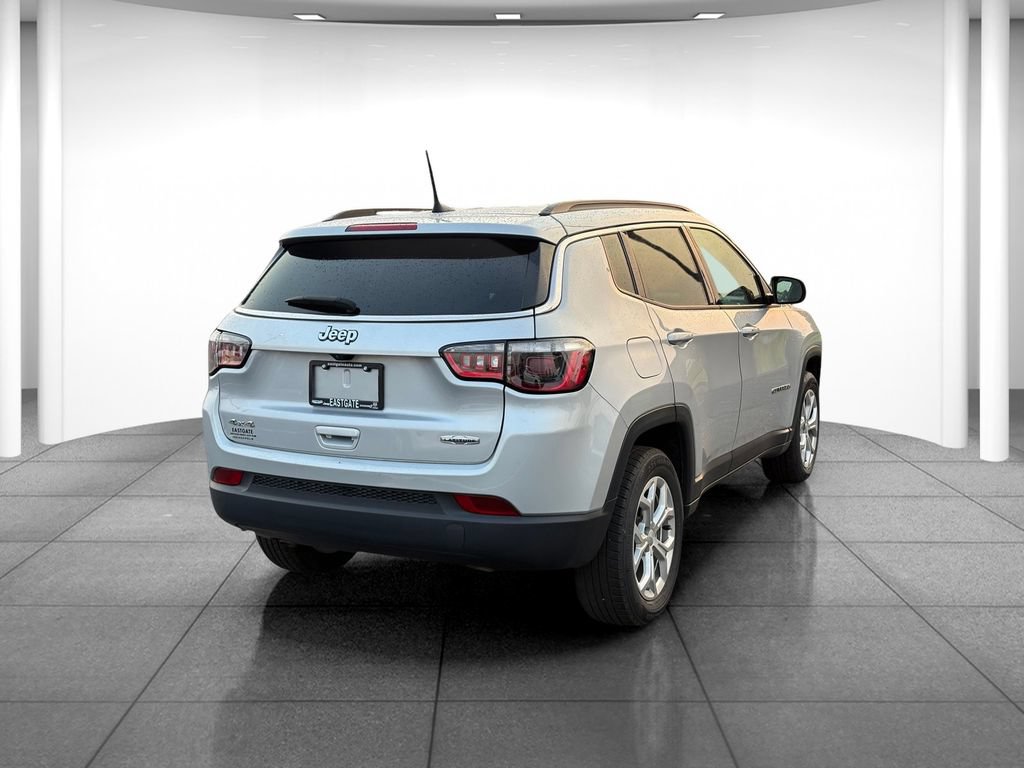 Used 2024 Jeep Compass Latitude AWD/4WD image 7
