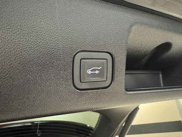 Used 2025 Chevrolet Equinox EV LT w/ Convenience Package image 21