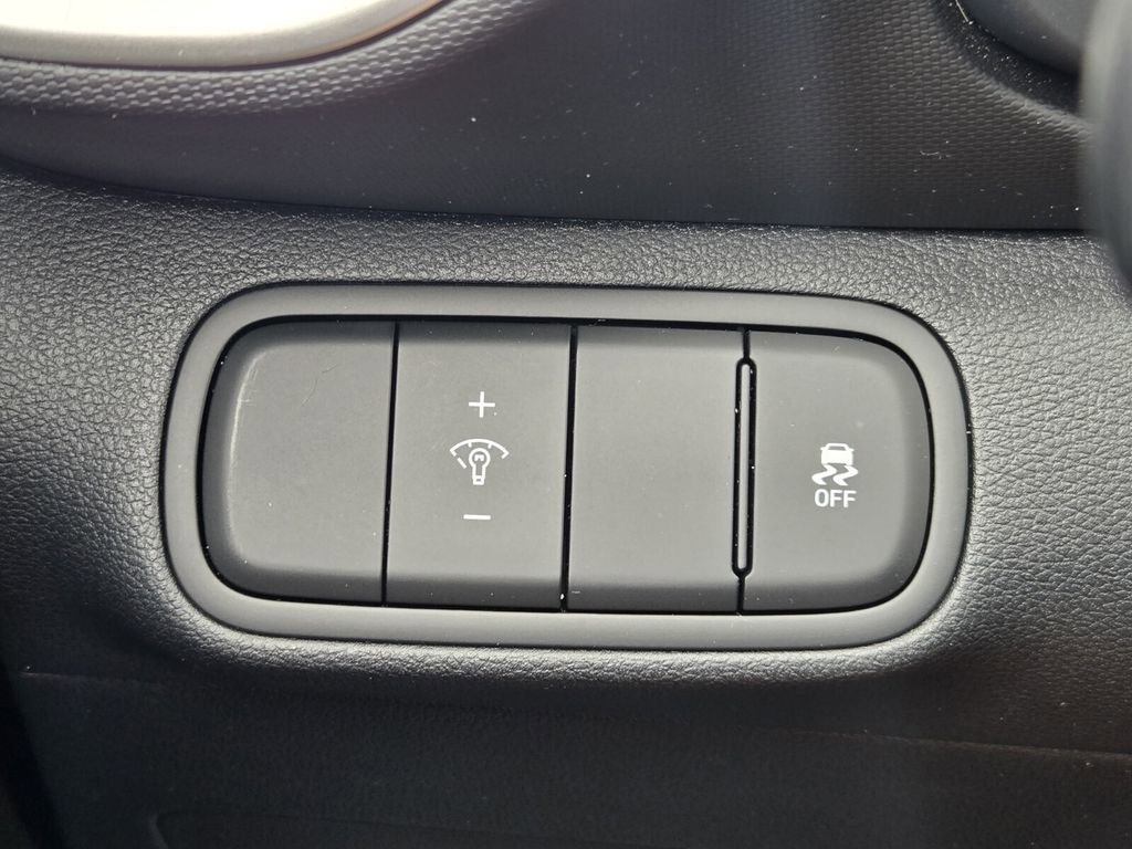 Certified 2025 Hyundai Venue SE FWD image 25