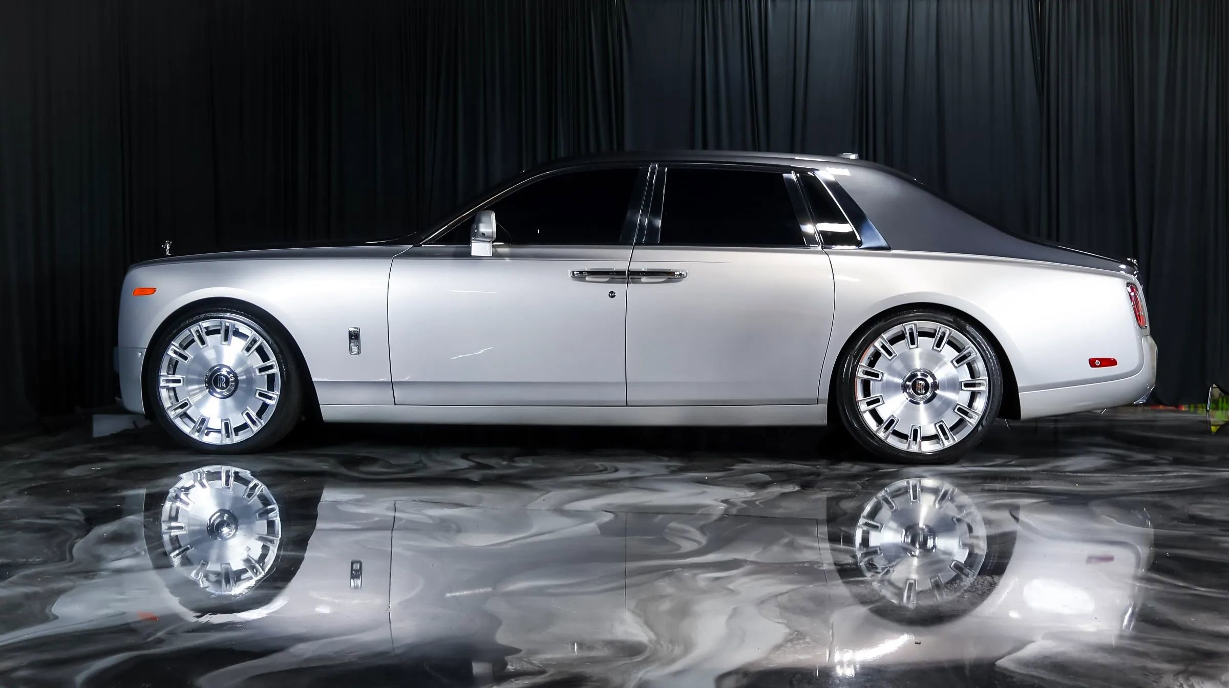 Used 2018 Rolls-Royce Phantom Sedan RWD image 2