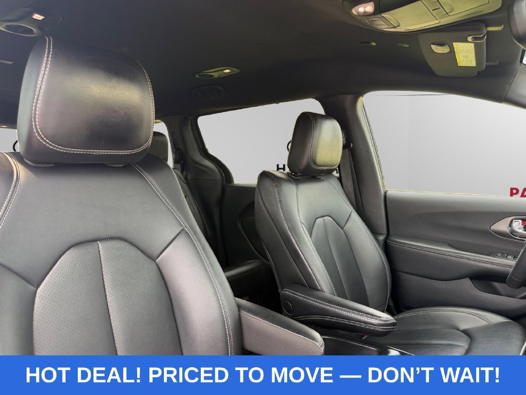 Used 2025 Chrysler Pacifica Select FWD image 13