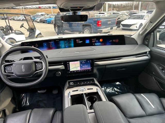Used 2025 Lincoln Navigator Reserve AWD/4WD image 9