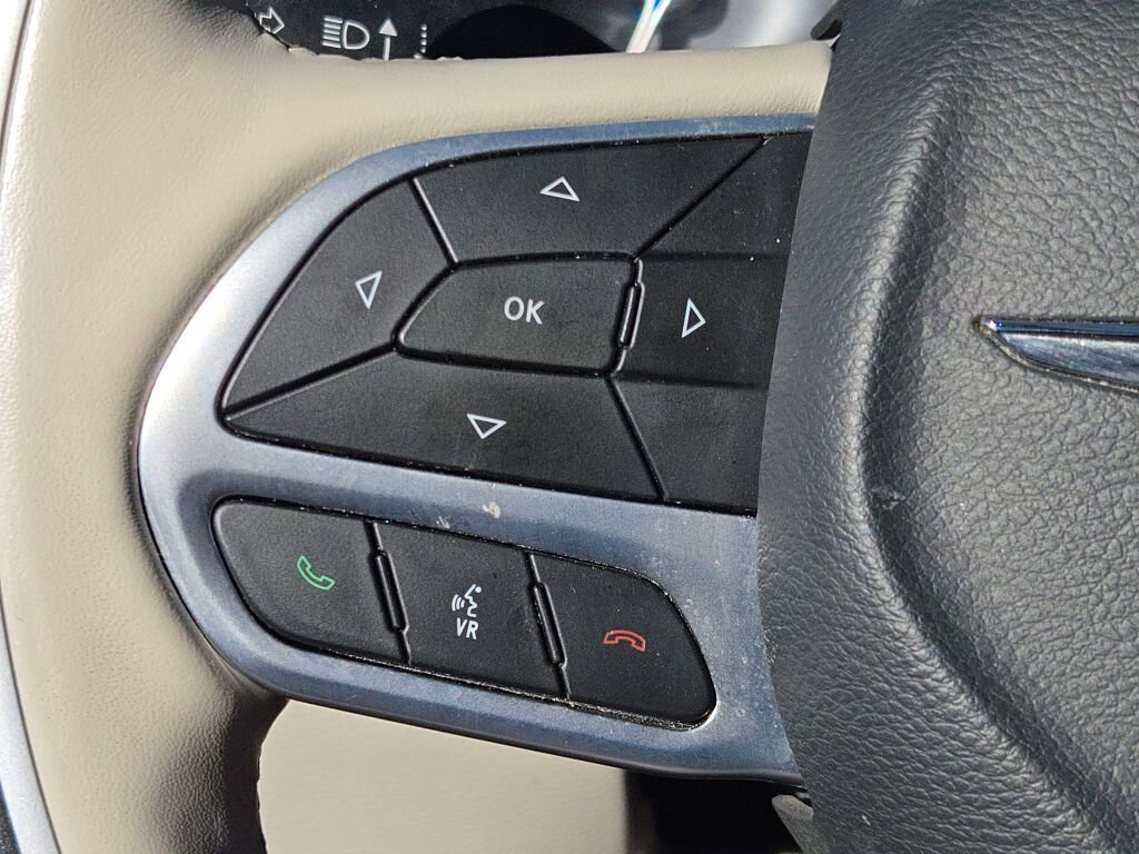 Used 2021 Chrysler Pacifica Limited w/ Uconnect Theater Family Group image 38