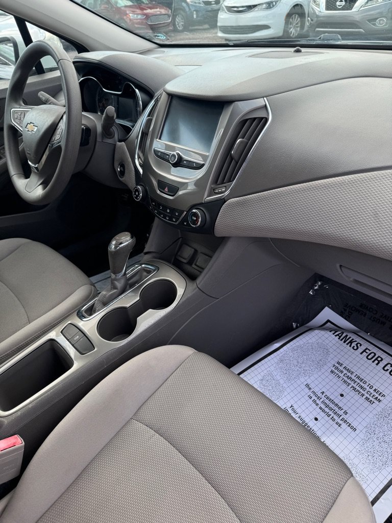 Used 2017 Chevrolet Cruze LT w/ Convenience Package FWD image 12