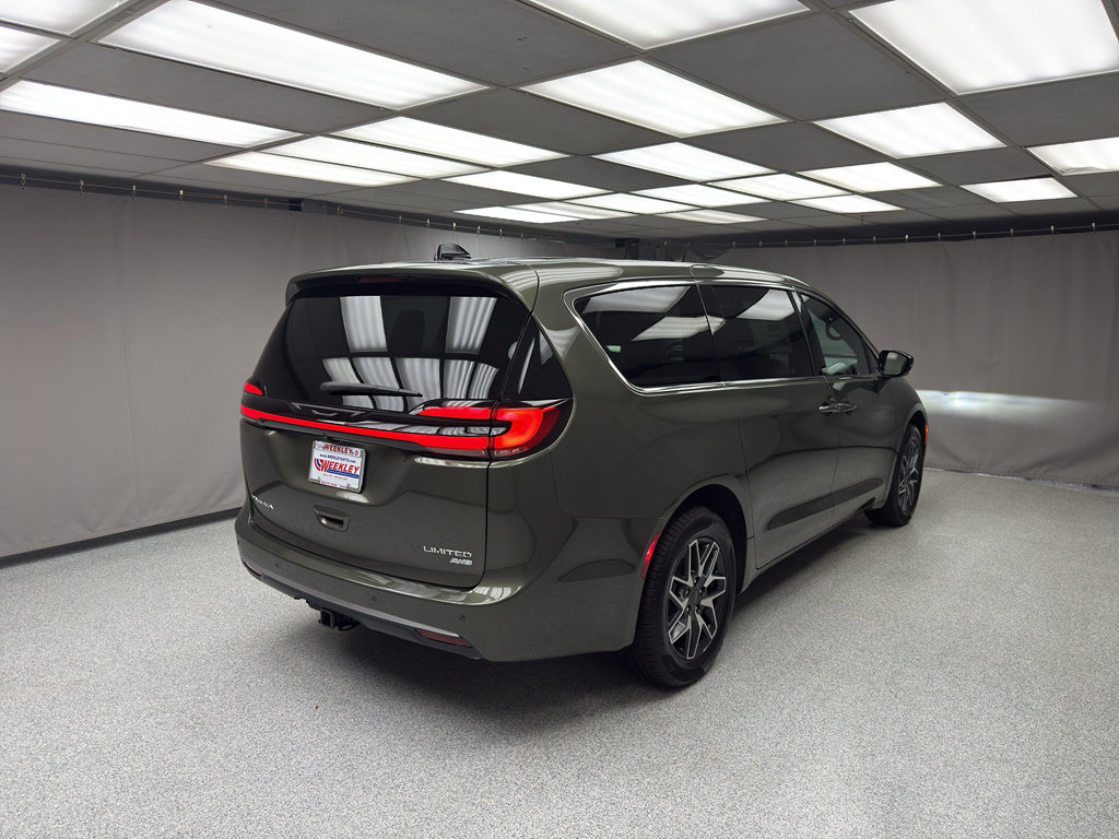 New 2027 Chrysler Pacifica Limited AWD/4WD image 3