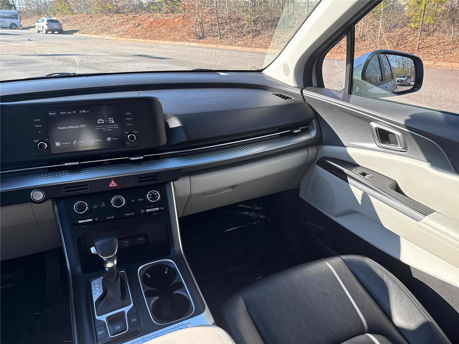 Used 2023 Kia Carnival LX image 14