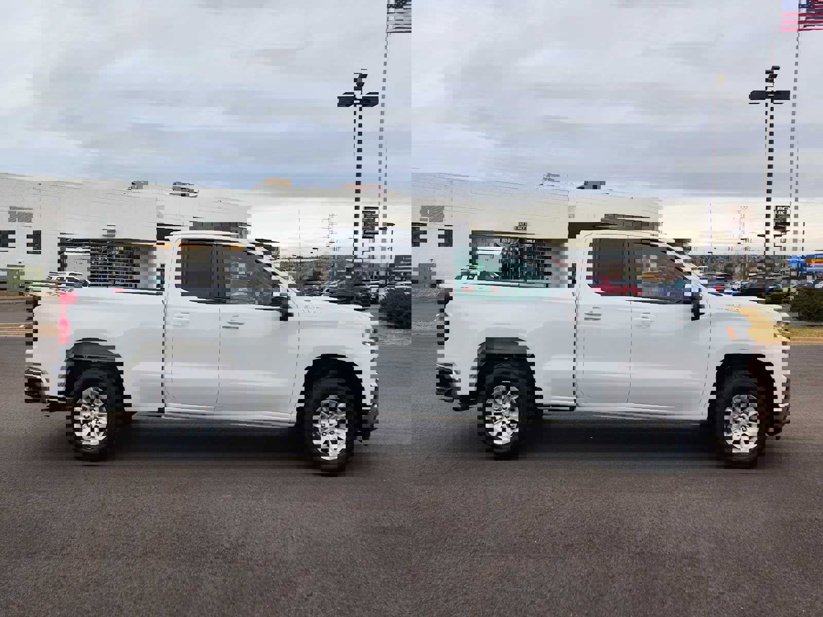 Used 2021 Chevrolet Silverado 1500 LT image 2