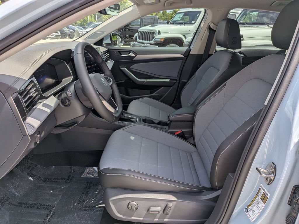 Used 2025 Volkswagen Jetta SE FWD image 18