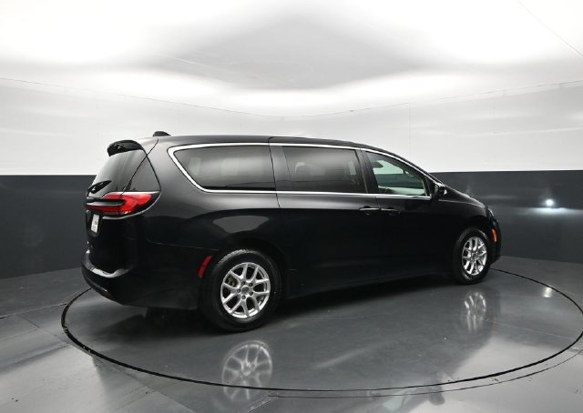 Used 2024 Chrysler Pacifica Touring-L FWD image 7