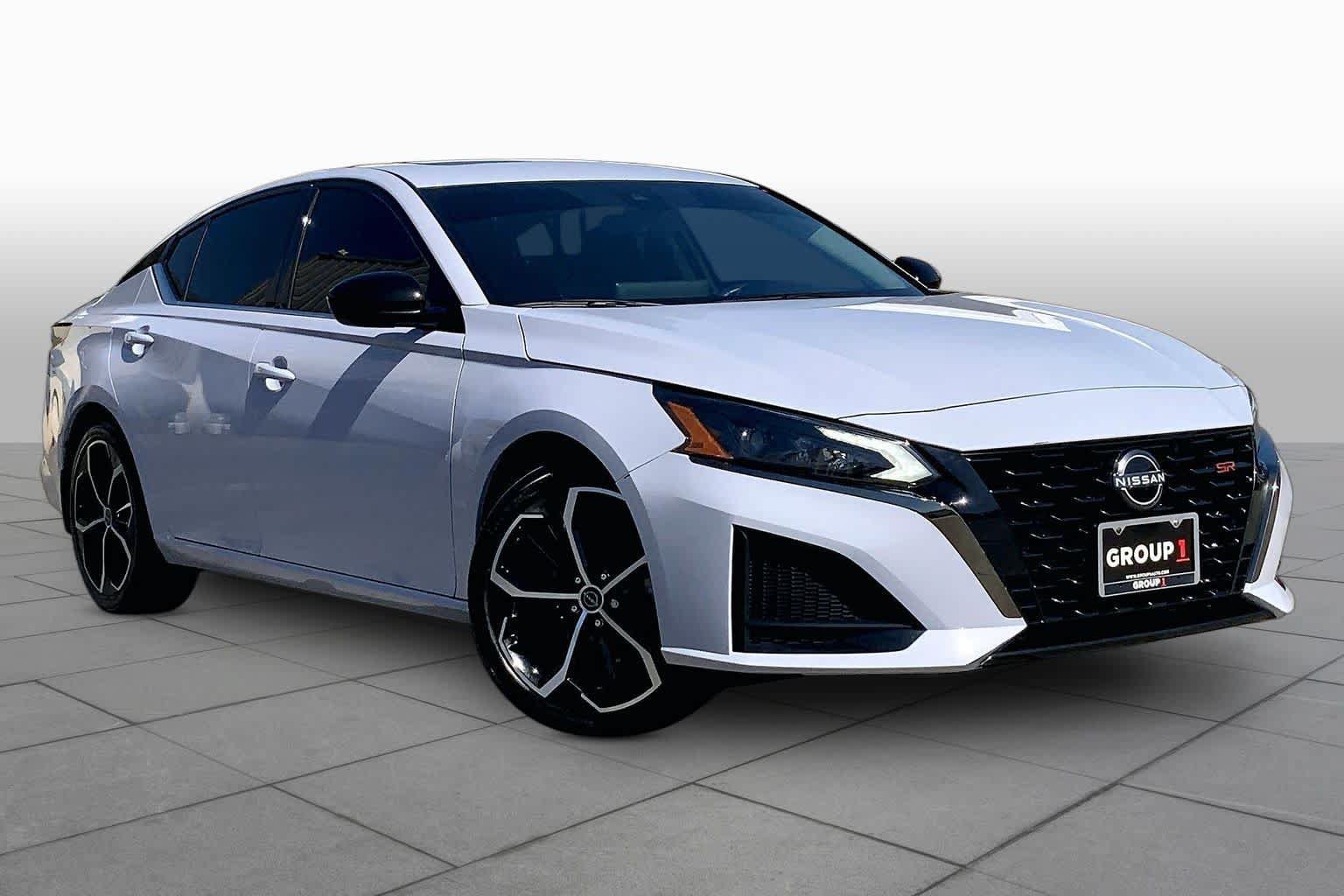Used 2024 Nissan Altima 2.5 SR w/ SR Premium Package FWD image 3