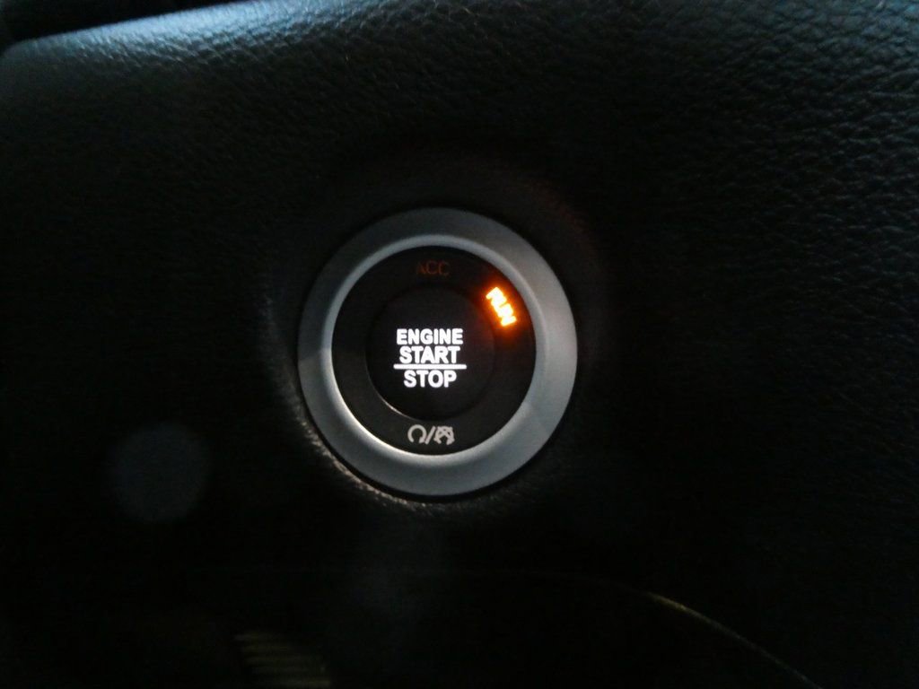 Used 2025 Chrysler Pacifica Select image 6