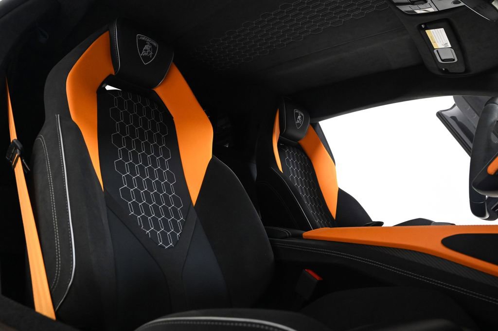 Used 2025 Lamborghini Revuelto image 17