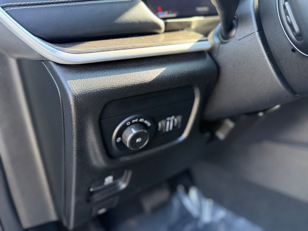 Used 2024 Jeep Grand Cherokee Limited AWD/4WD image 16