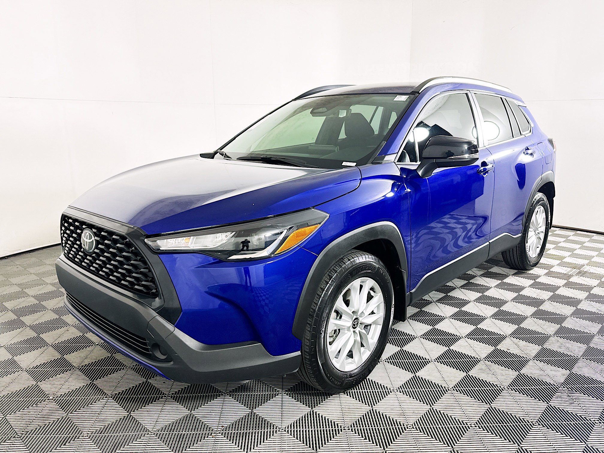 Used 2025 Toyota Corolla Cross LE image 7