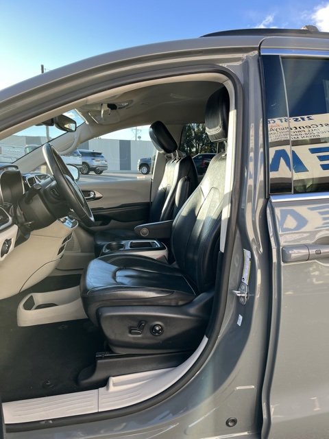 Used 2022 Chrysler Pacifica Touring-L image 33