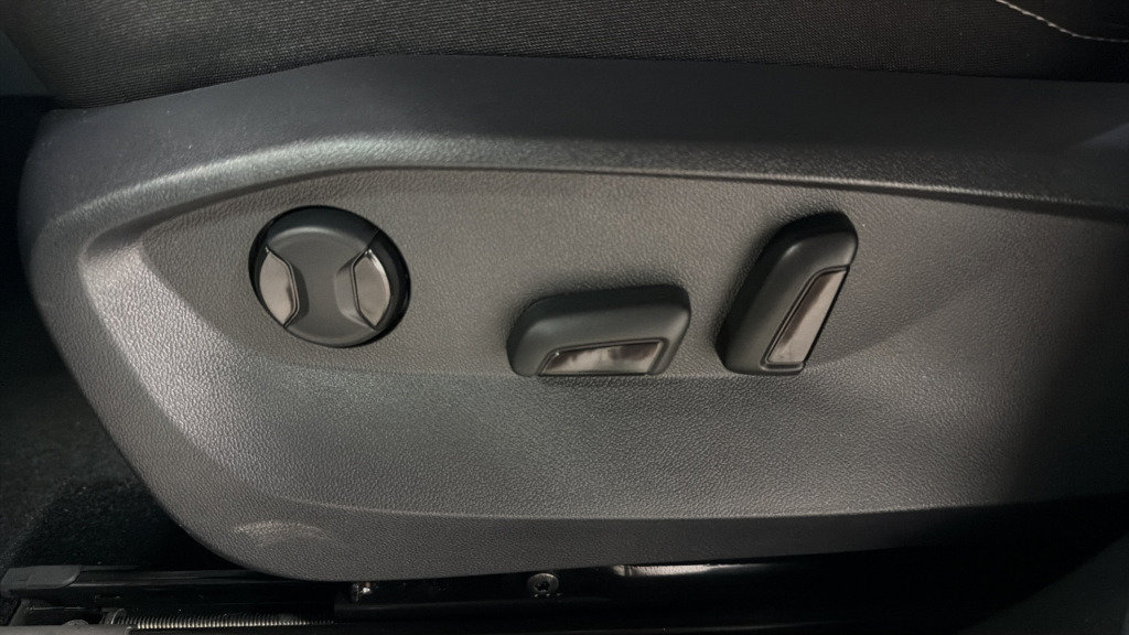 Certified 2025 Volkswagen Taos SE AWD/4WD image 26