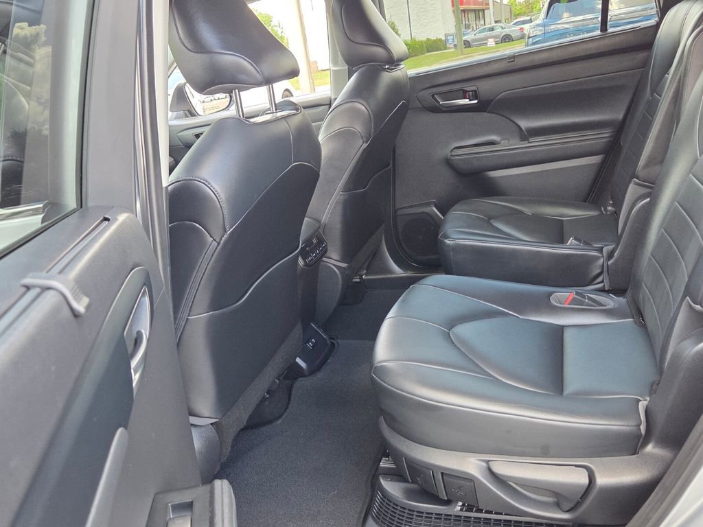 Used 2021 Toyota Highlander XLE FWD image 5