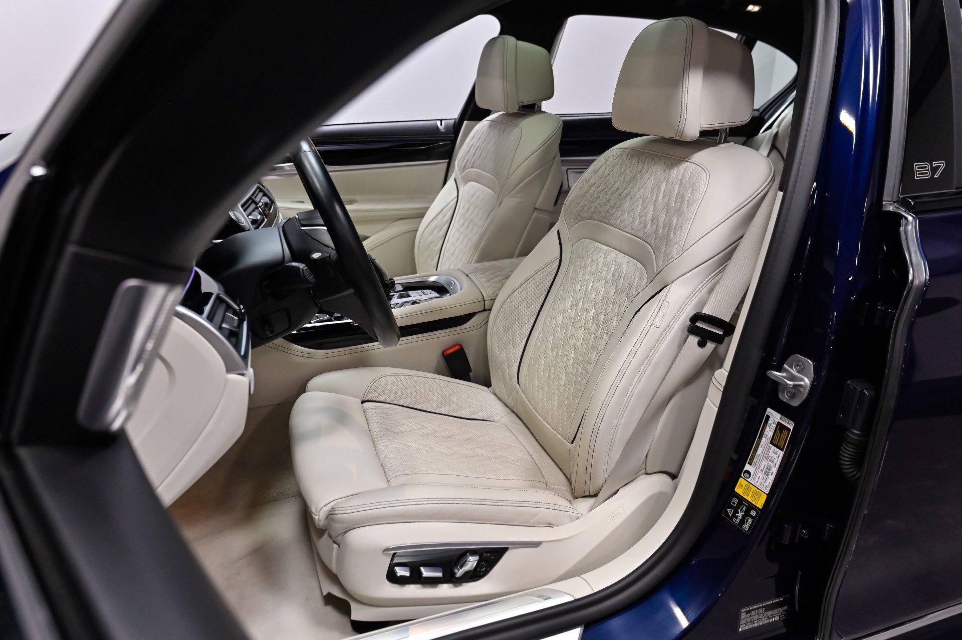 Used 2022 BMW ALPINA B7 xDrive AWD/4WD image 8