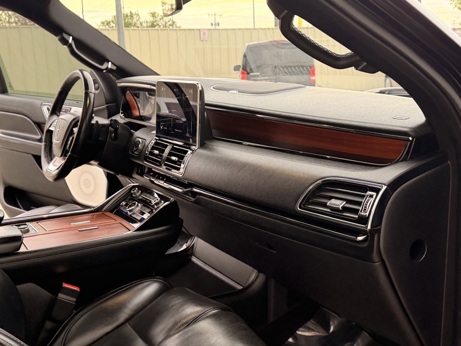 Used 2019 Lincoln Navigator Reserve image 18