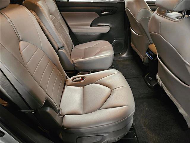 Used 2021 Toyota Highlander XLE image 19