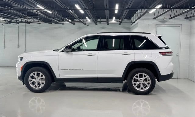Used 2022 Jeep Grand Cherokee Limited AWD/4WD image 2