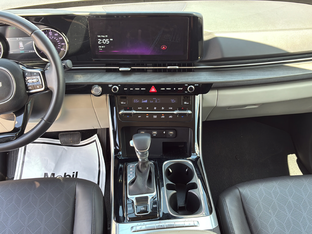 Used 2024 Kia Carnival EX FWD image 23