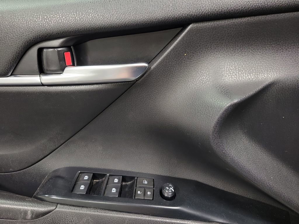 Used 2019 Toyota Camry SE image 19